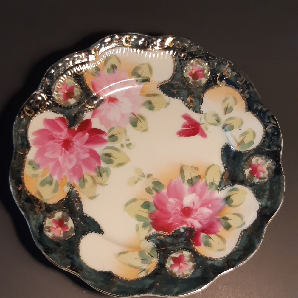 Vintage floral gold design plate| 8.5/10